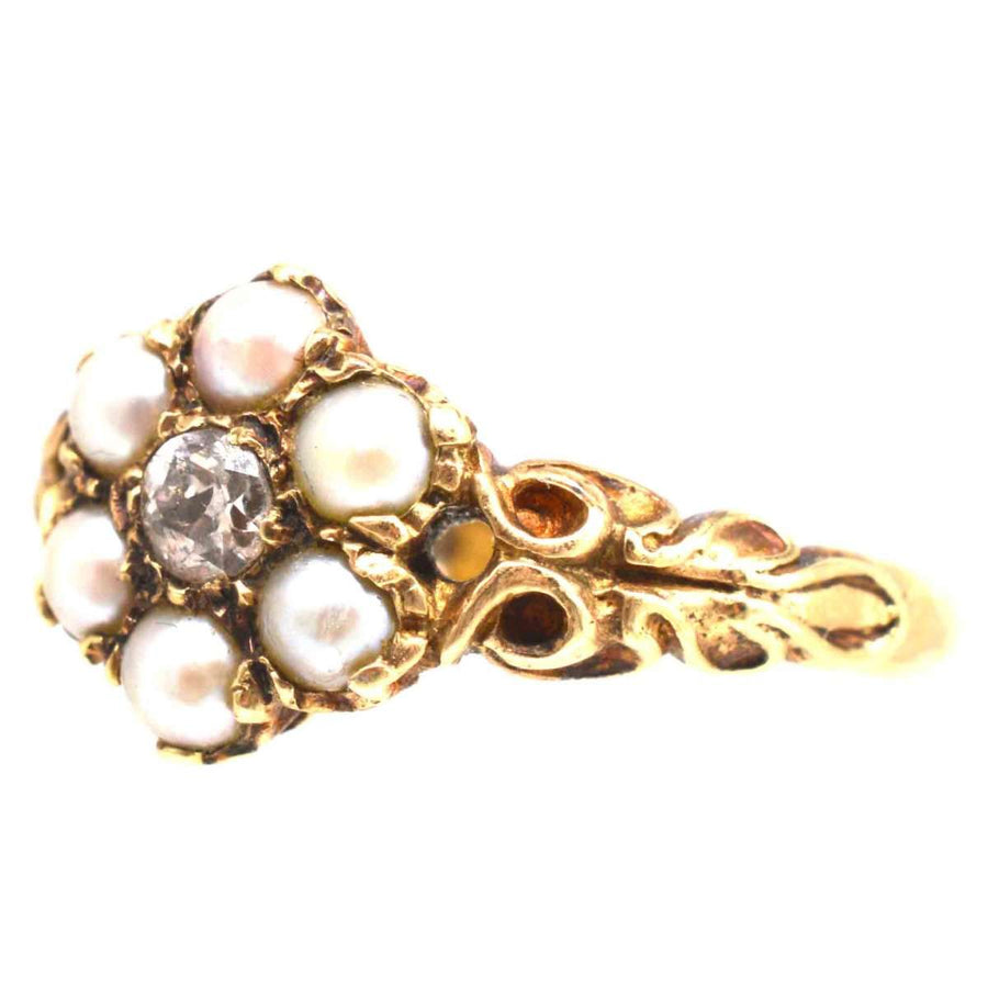 Spätviktorianischer Ring aus 9 Karat Gold mit gespaltenen Perlen und einem Diamanten im Minenschliff, der die Eleganz des Jahrgangs unterstreicht.