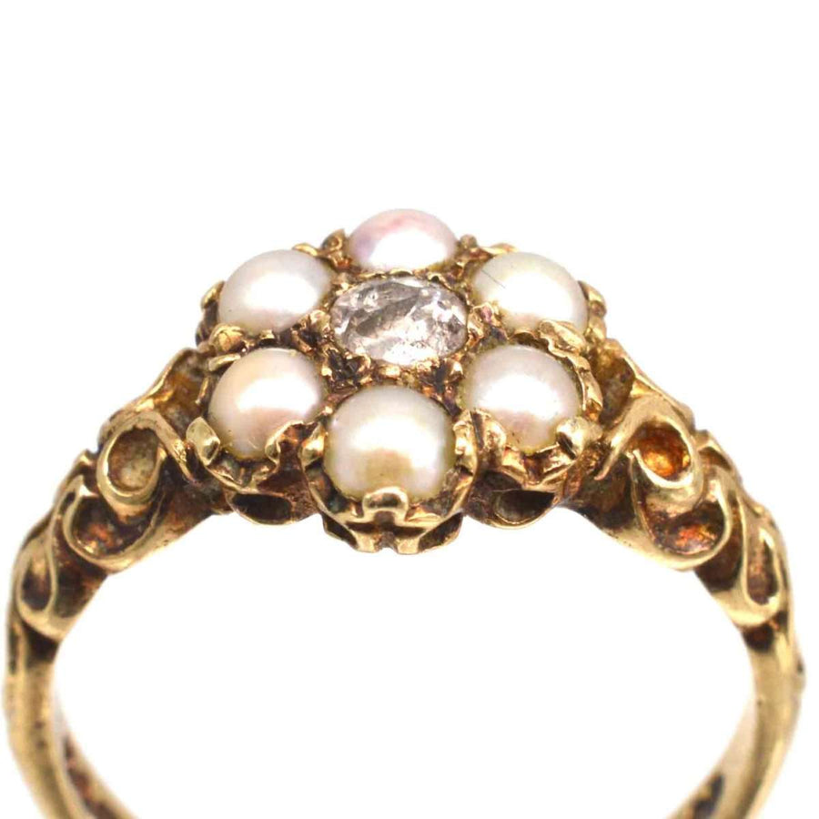Spätviktorianischer Ring aus 9-karätigem Gold mit geteilten Perlen und einem Diamanten im Minenschliff, der ein klassisches Cluster-Design aufweist.