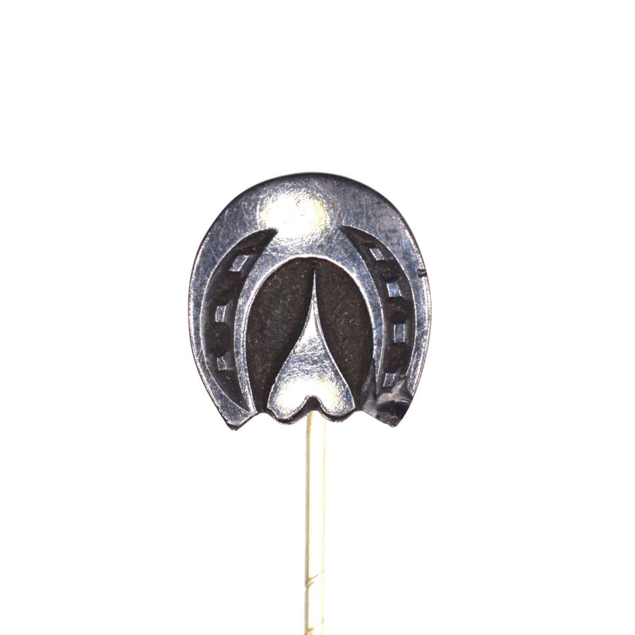 Spätviktorianische Whitby Jet Horseshoe Krawattennadel mit einzigartigem Froschdesign, hergestellt in Yorkshire mit reicher Geschichte.