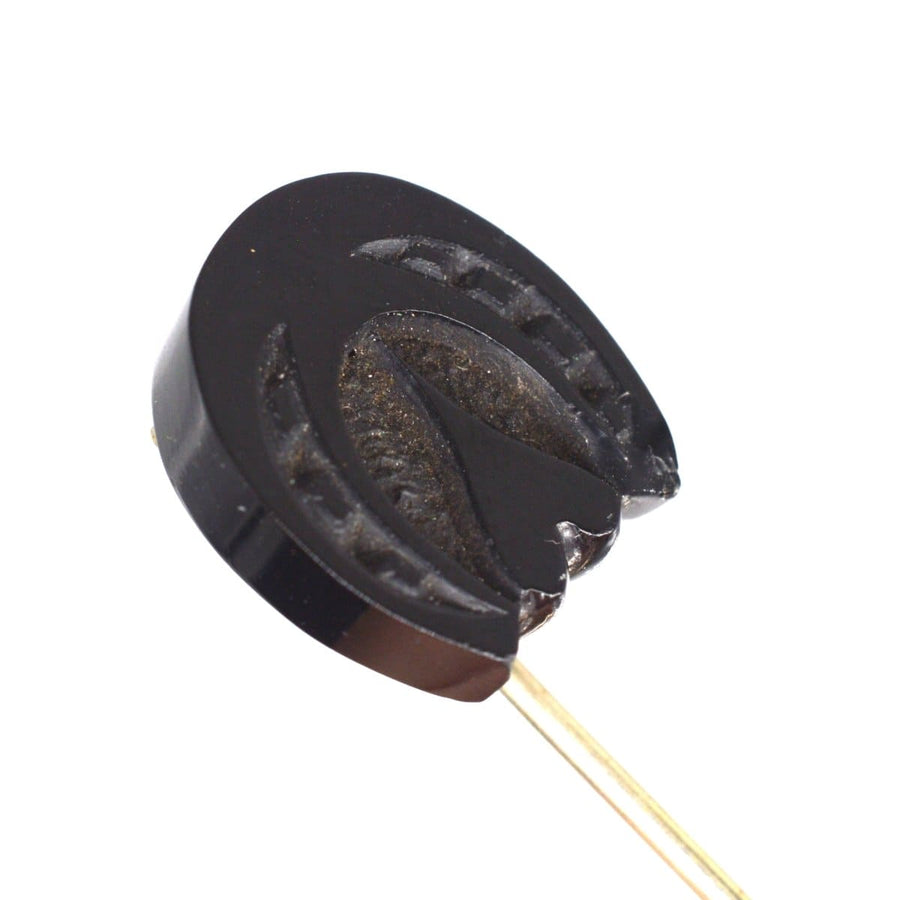 Spätviktorianische Whitby Jet Hufeisen Krawattennadel mit einzigartigem Design und historischer Bedeutung.
