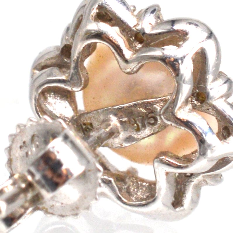Rückansicht von Vintage-Ohrringen aus 9 Karat Weißgold mit Perlen und Diamanten in Sternform, die das komplizierte Design und die Handwerkskunst hervorheben.
