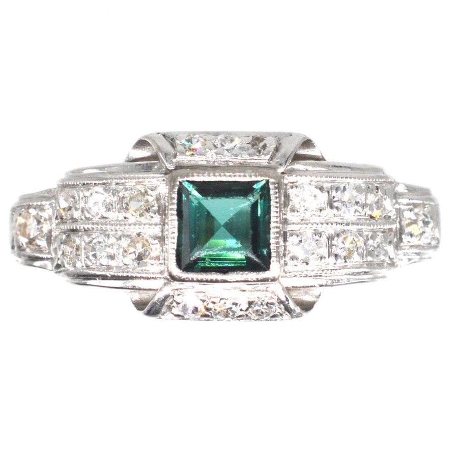 Platin-, Grüner Saphir- und Diamantring aus der Mitte des Jahrhunderts | Parkin and Gerrish | Antiker & Vintage-Schmuck
