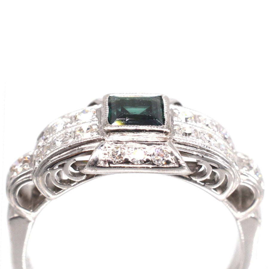 Platin-, Grüner Saphir- und Diamantring aus der Mitte des Jahrhunderts | Parkin and Gerrish | Antiker & Vintage-Schmuck