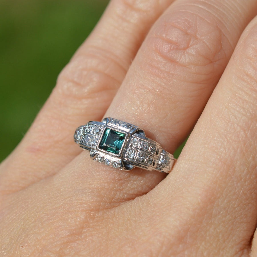 Platin-, Grüner Saphir- und Diamantring aus der Mitte des Jahrhunderts | Parkin and Gerrish | Antiker & Vintage-Schmuck