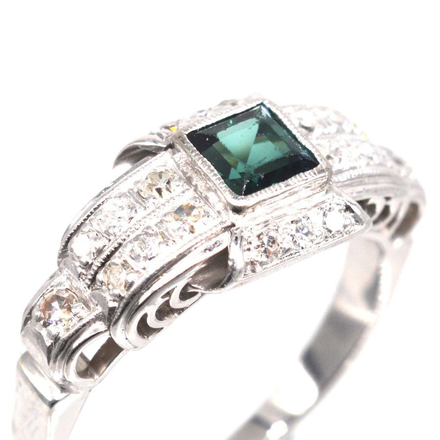 Platin-, Grüner Saphir- und Diamantring aus der Mitte des Jahrhunderts | Parkin and Gerrish | Antiker & Vintage-Schmuck