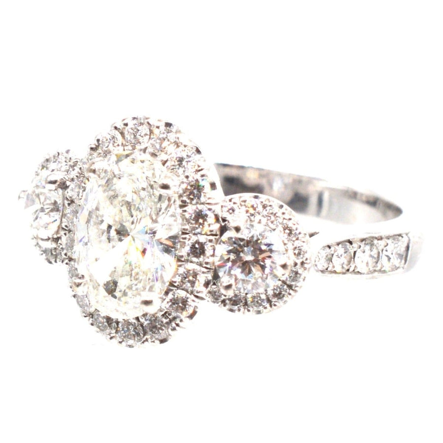 Moderner Dreistein-Diamant-Cluster-Ring mit einem 1,51-Karat-Diamanten in der Mitte mit Farbe F und Reinheit SI1.