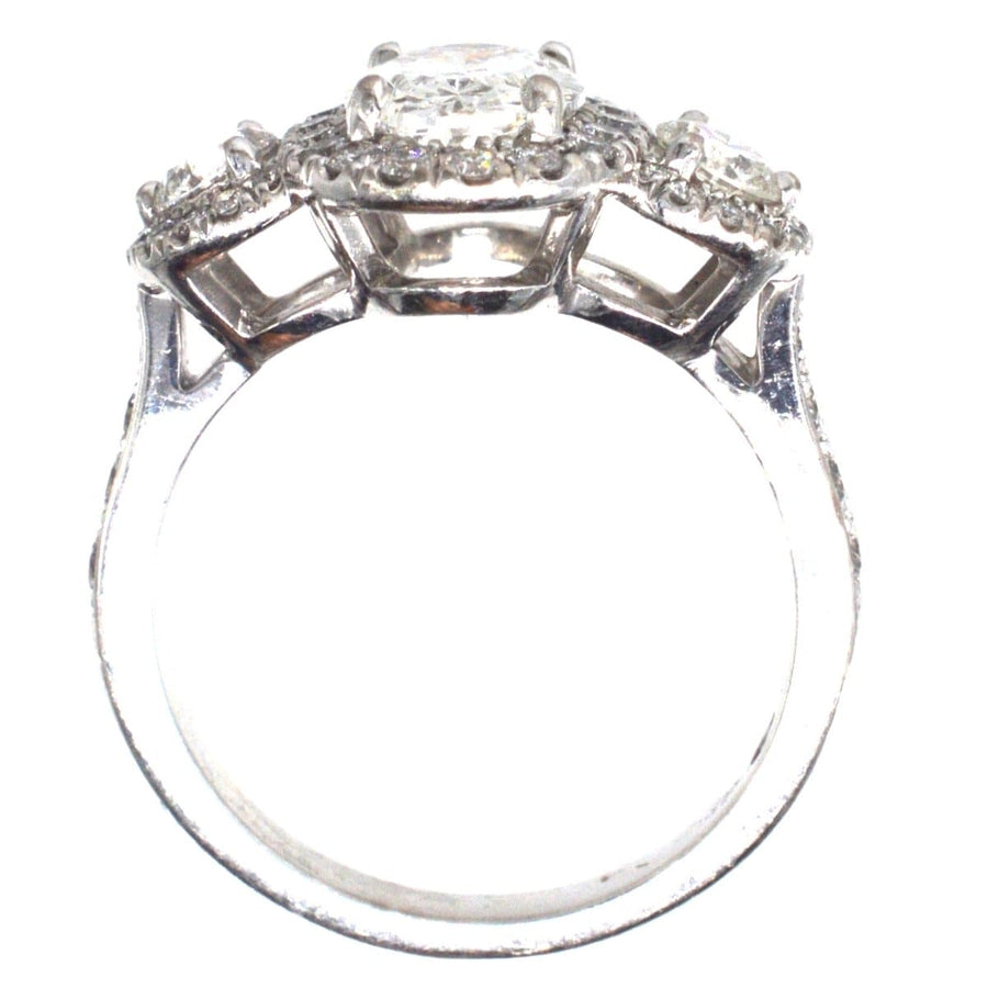 Moderner Dreistein-Diamantenring mit einem atemberaubenden zentralen Diamanten von 1,51 Karat und exquisiten Details.