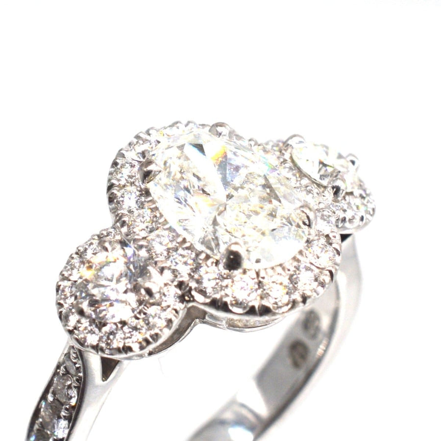 Moderner Dreistein-Diamantenring mit einem zentralen Diamanten von 1,51 Karat, Reinheit SI1 und Farbe F.