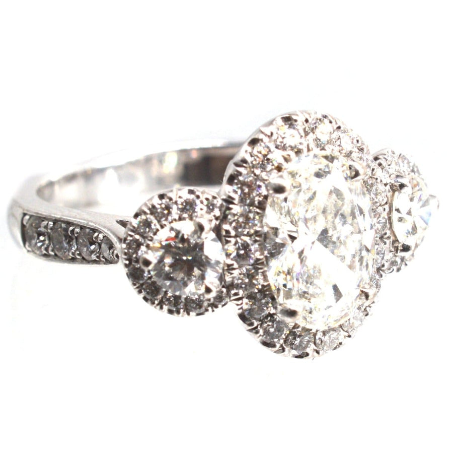 Moderner Dreistein-Diamantenring mit einem ovalen Diamanten in der Mitte und zwei runden Diamanten von über 2,5 Karat.
