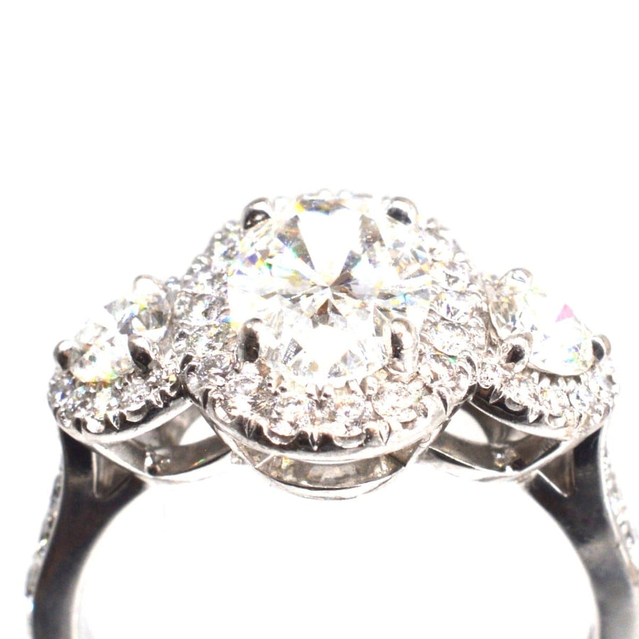Moderner Dreistein-Diamantenring mit einem atemberaubenden zentralen Diamanten von über 2,5 Karat im Brillantschliff.