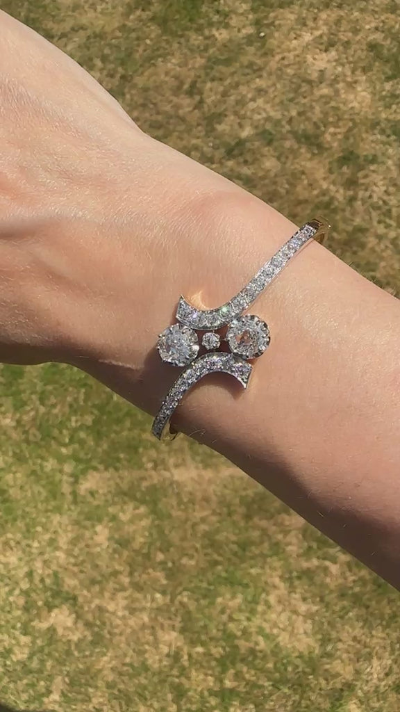 Französischer Diamantarmreif aus 18-karätigem Gold und Platin aus dem 20. Jahrhundert von Toi et Moi am Handgelenk, der exquisites Design und Handwerkskunst zeigt.