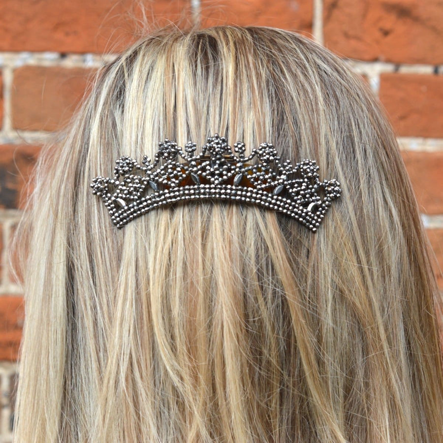 Regency frühen 19. Jahrhundert geschliffenen Stahl Tiara Haarkamm in schönem Zustand in blondem Haar getragen präsentiert.