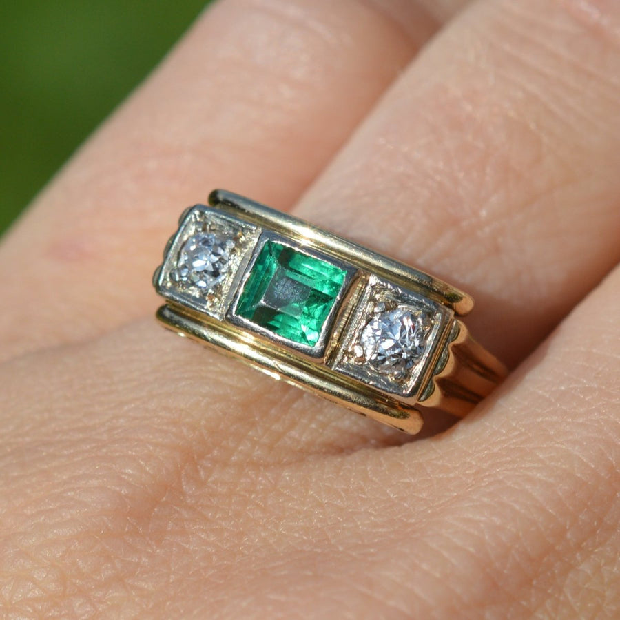 Retro 14ct Gold Smaragd und Diamant Ring mit Scrollwork Galerie | Parkin and Gerrish | Antique & Vintage Jewellery