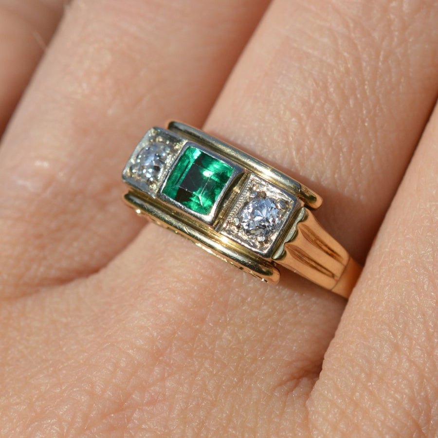 Retro 14ct Gold Smaragd und Diamant Ring mit Scrollwork Galerie | Parkin and Gerrish | Antique & Vintage Jewellery