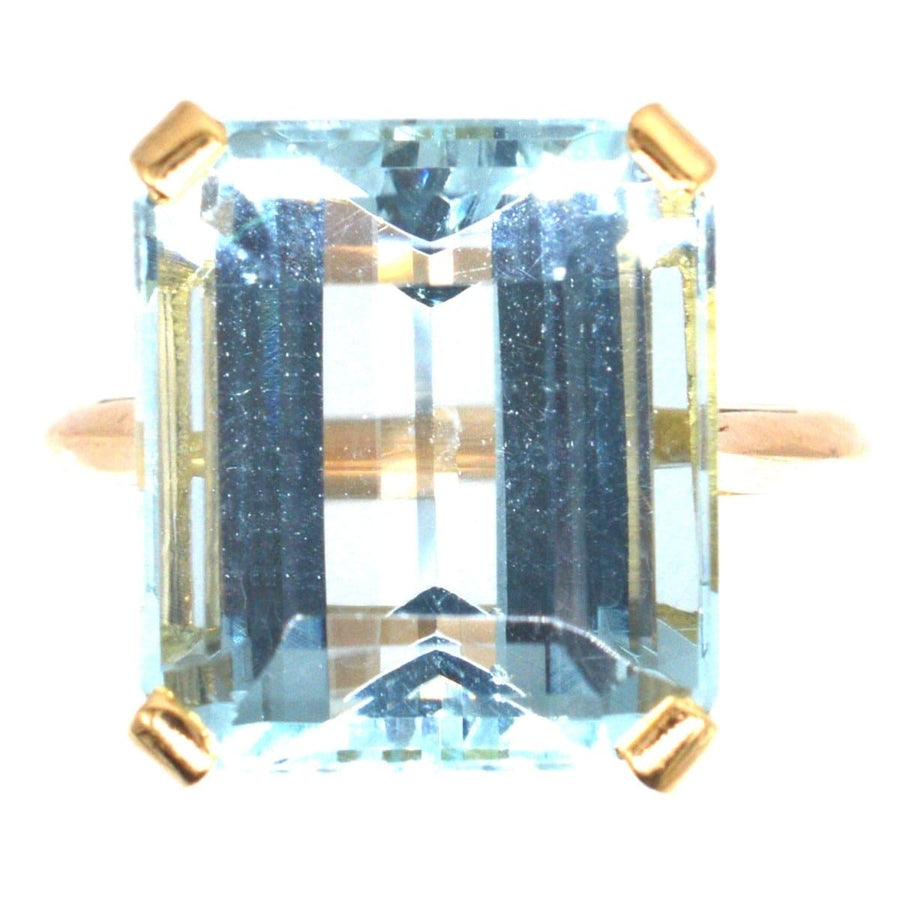 Retro-Ring aus 18-karätigem Gold mit einem großen Aquamarin-Edelstein, perfekt für Verlobungen oder Geburtstage im März.