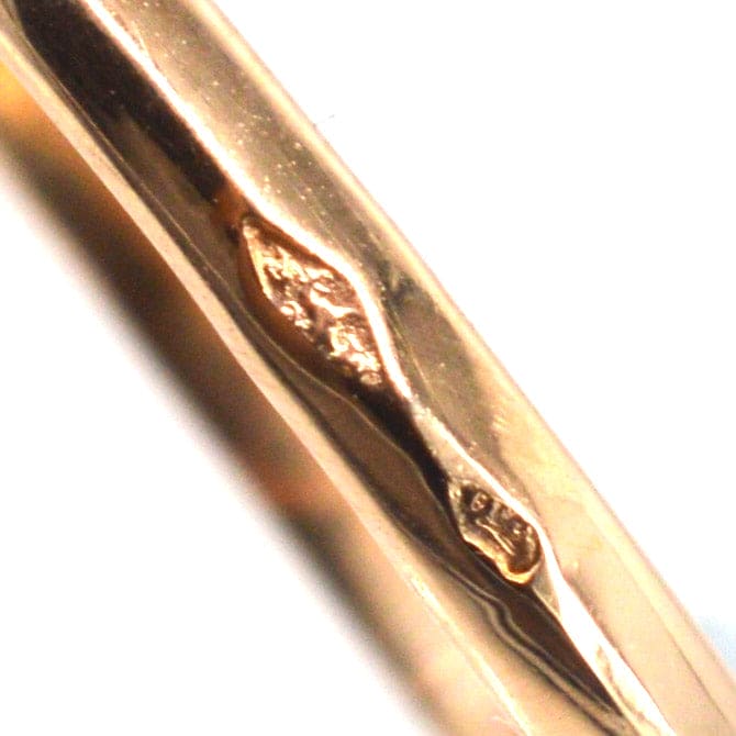 Nahaufnahme der Punzierung eines Rings aus 18-karätigem Gold im Retro-Stil, die seine Qualität und Handwerkskunst unterstreicht.