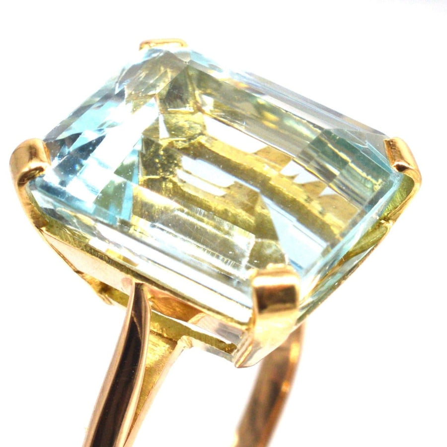 Retro-Ring aus 18-karätigem Gold mit einem atemberaubenden 12-karätigen Aquamarin in einem schlichten, aber eleganten Design.