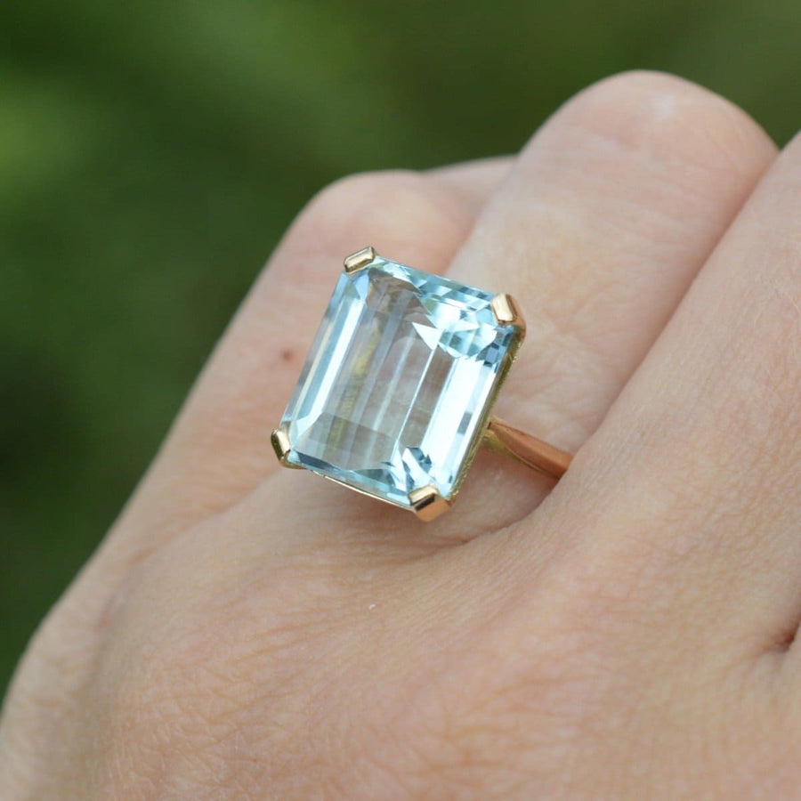 Retro-Ring aus 18-karätigem Gold mit einem großen Aquamarin im Smaragdschliff, der durch seine beeindruckende Klarheit und sein einzigartiges Design besticht.