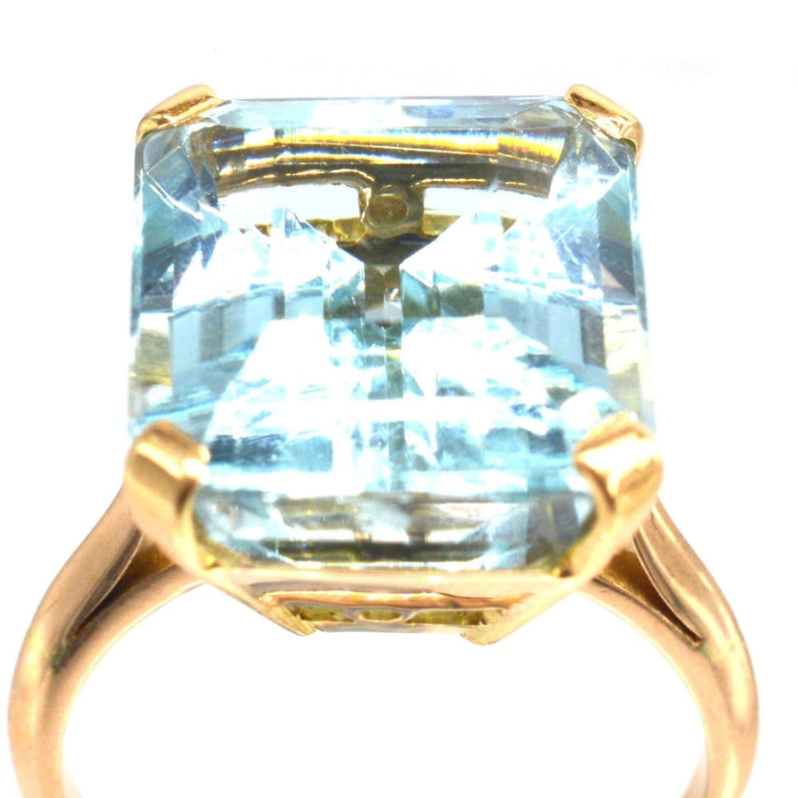 Atemberaubender Retro-Ring aus 18-karätigem Gold mit einem großen 12-Karat-Aquamarin-Edelstein, perfekt für Verlobungen oder Geburtstage im März.