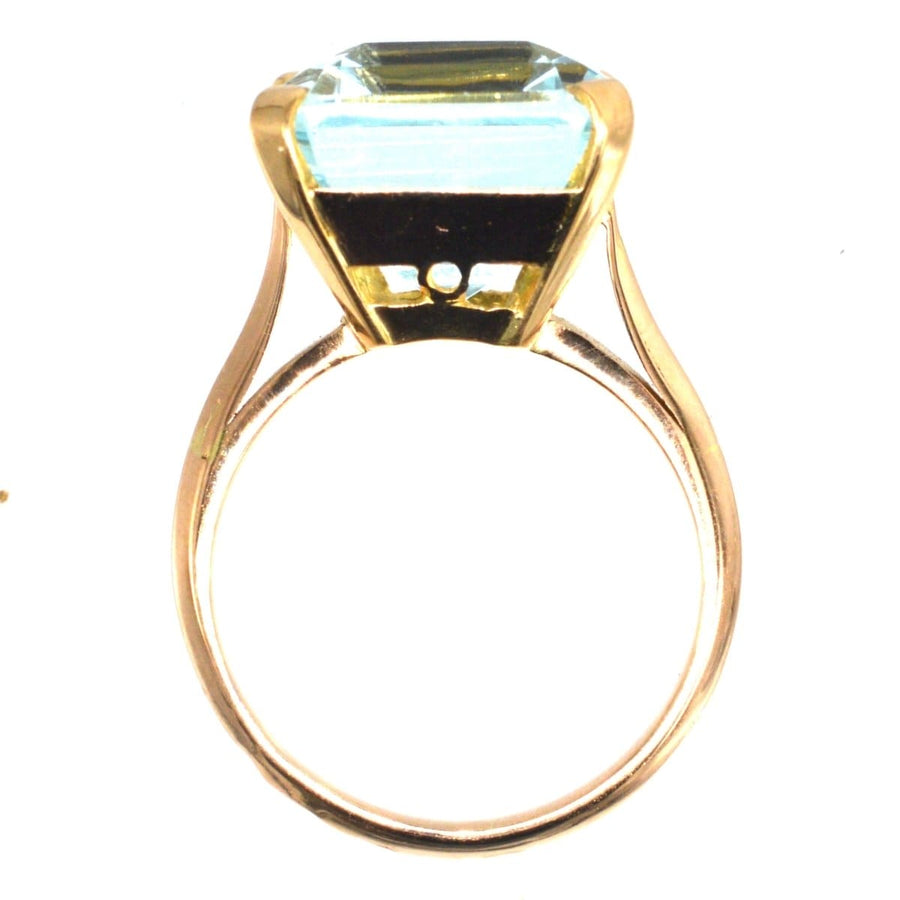 Aquamarinring aus 18 Karat Gold mit einem atemberaubenden 12-Karat-Stein in klassischem Design, ideal für Verlobungen oder Geburtstage im März.