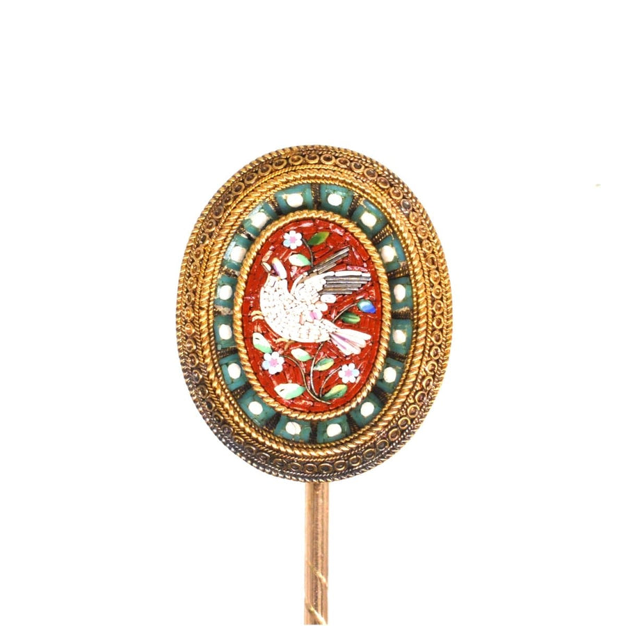 Viktorianische Krawattennadel aus 15-karätigem Gold aus der Zeit der etruskischen Wiedergeburt mit einem Taubenmotiv, das die exquisite Handwerkskunst hervorhebt.