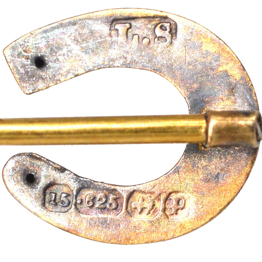 Nahaufnahme einer viktorianischen Hufeisen-Krawattennadel aus 15 Karat Gold, mit Punzierung und Goldverschluss.