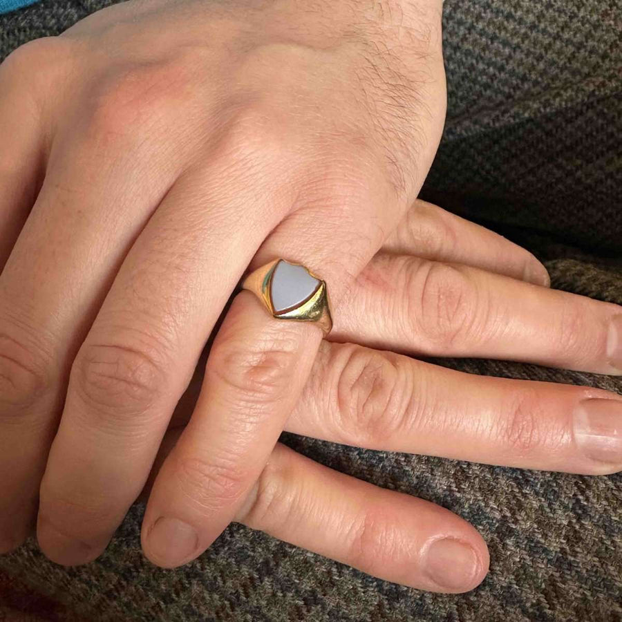 Viktorianischer Siegelring aus 18-karätigem Gold mit Karneolstein, der an einer Hand getragen wird und sein elegantes Design zur Geltung bringt.