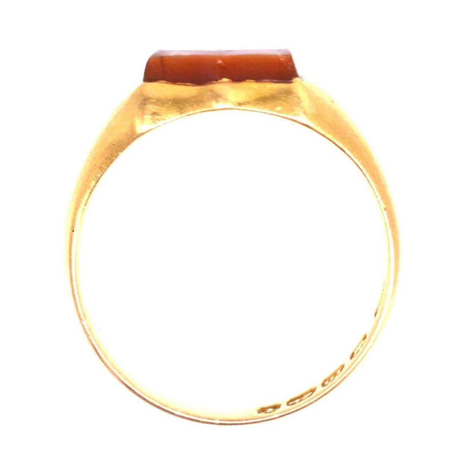 Viktorianischer Siegelring aus 18-karätigem Gold mit schildförmigem Karneolstein, ca. 1890er Jahre.
