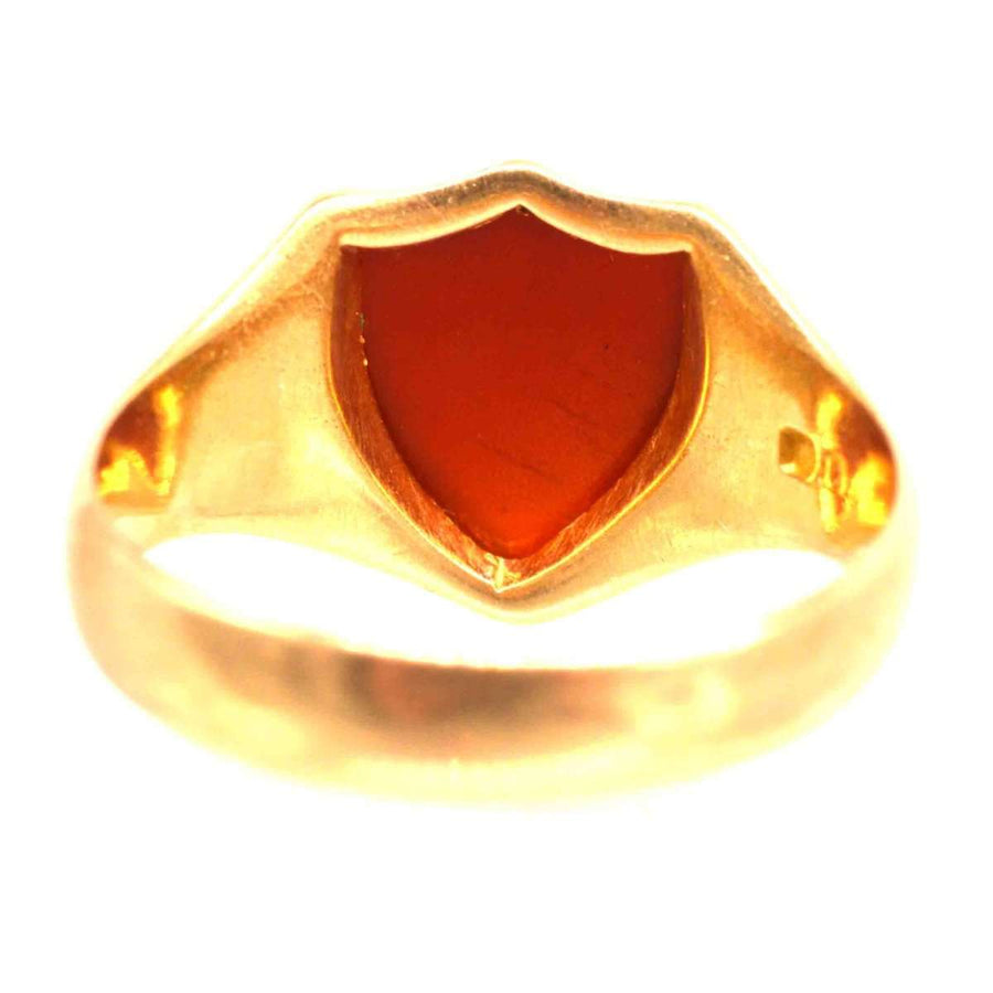 Viktorianischer Siegelring aus 18-karätigem Gold mit einem schildförmigen Karneolstein, der elegante Handwerkskunst aus den 1890er Jahren zeigt.