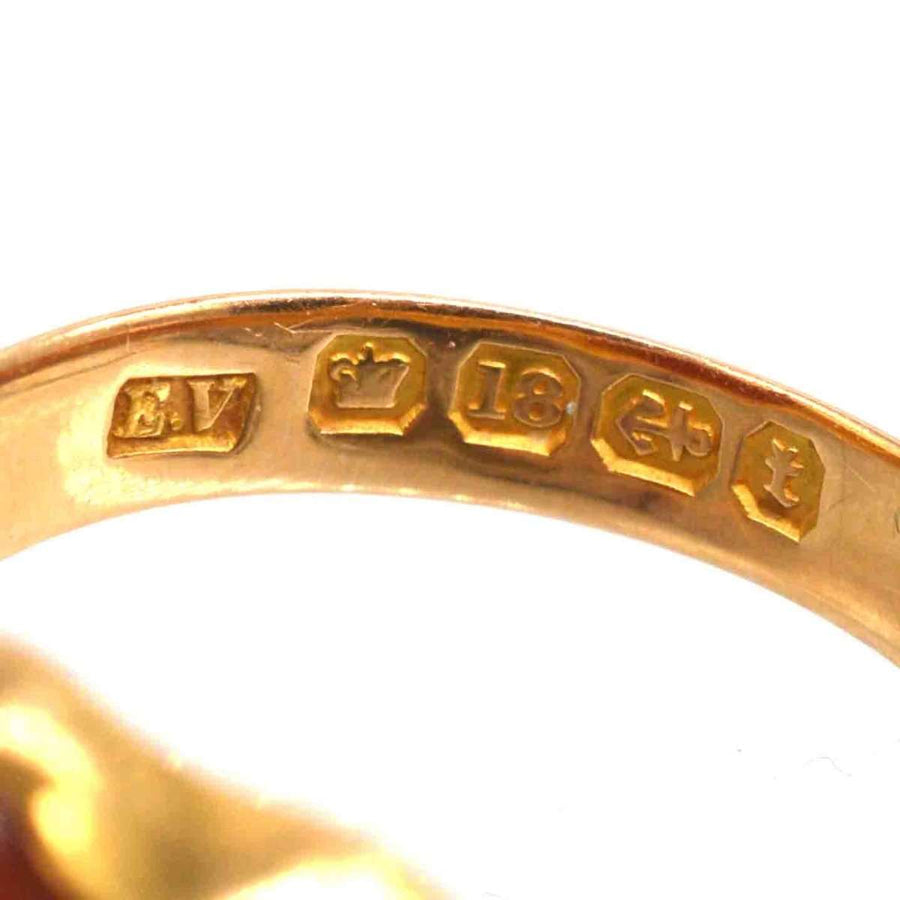 Nahaufnahme der Punzierungen auf einem viktorianischen Siegelring aus 18 Karat Gold, mit detaillierten Gravuren für die Authentizität.