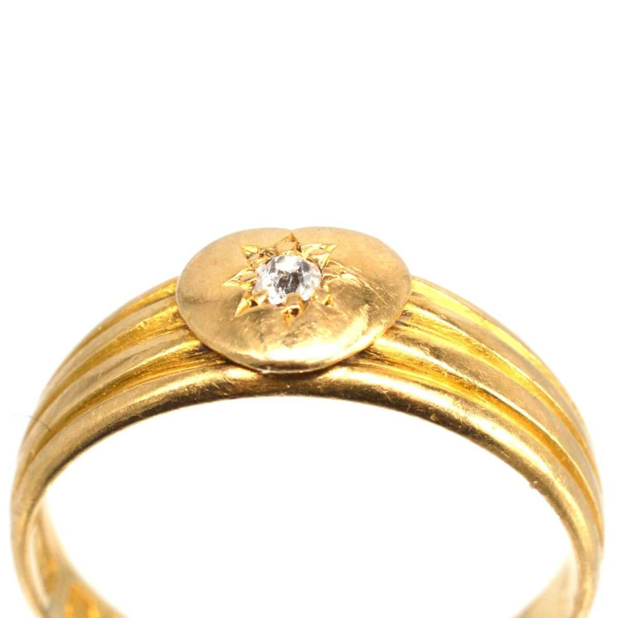 Viktorianischer 18-karätiger Goldring mit einem Herz und einem Diamanten, der elegante geriffelte Details aufweist.