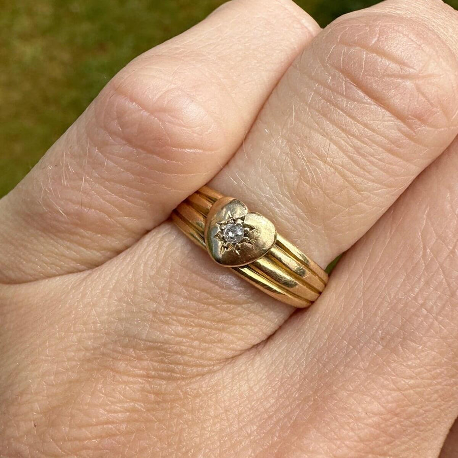 Viktorianischer Ring aus 18-karätigem Gold mit einem Herz und einem Diamanten, der elegante Details und sentimentalen Wert aufweist.