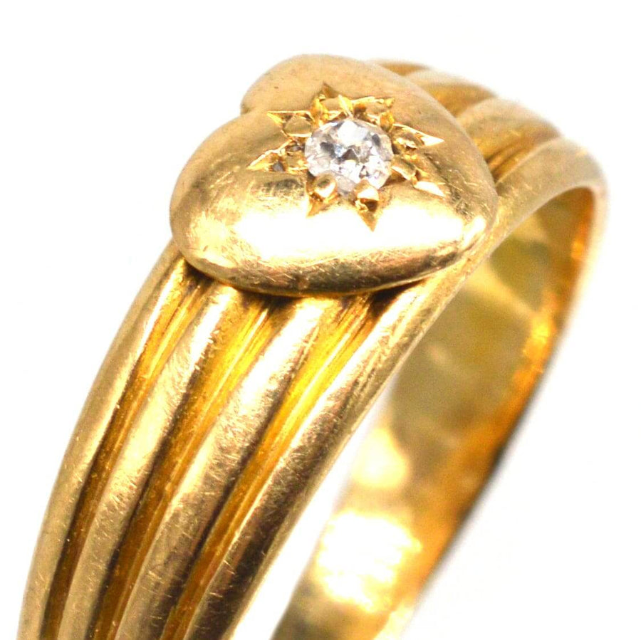 Viktorianischer 18-karätiger Goldring mit einem Herzmotiv und einem Diamanten im Minenschliff, gestempelt in Chester 1893.