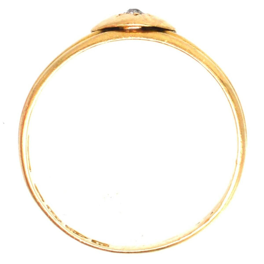 Viktorianischer Ring aus 18-karätigem Gold mit einem Herz und einem Diamanten, gestempelt 1893, elegantes Design-Detail.