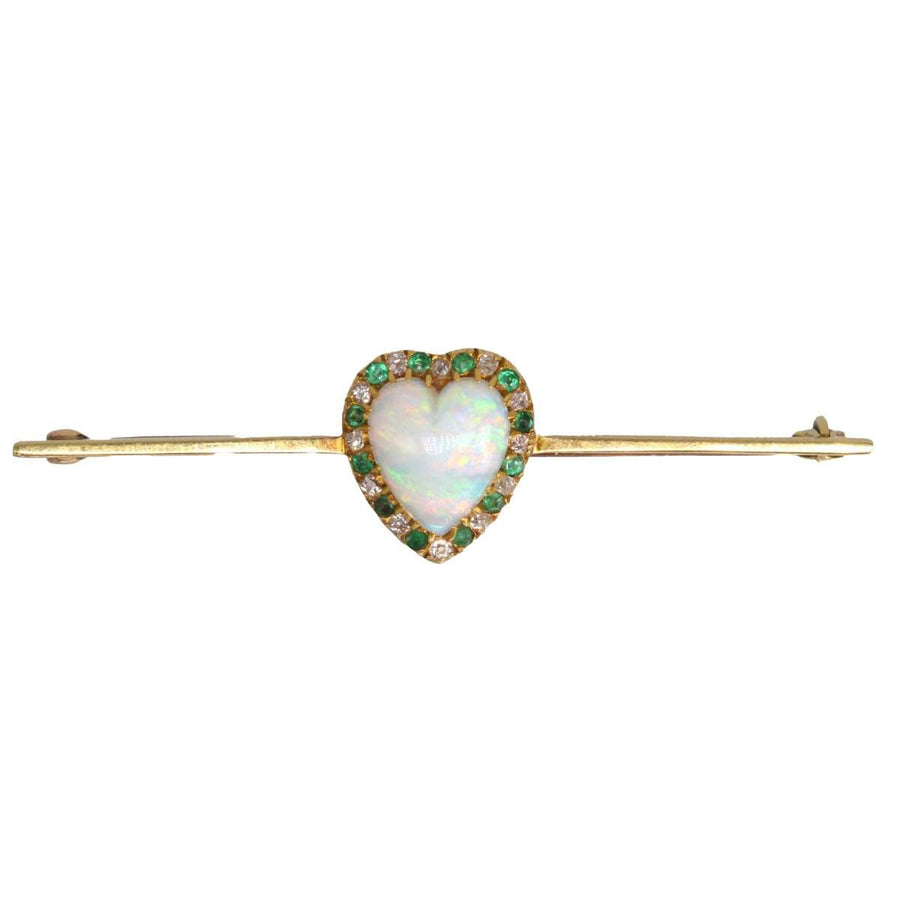 Viktorianische Barrenbrosche aus 18 Karat Gold mit einem herzförmigen Opal, umgeben von Diamanten und Smaragden.