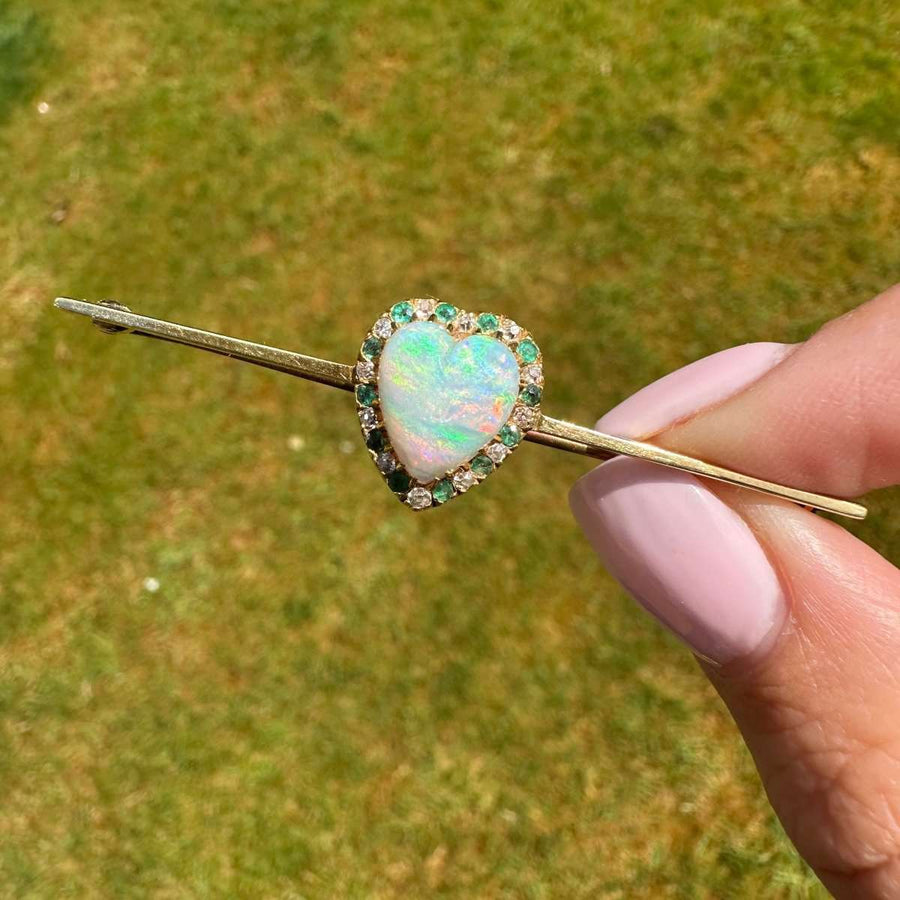 Viktorianische Goldbarren-Brosche mit einem herzförmigen Opal, umgeben von Diamanten und Smaragden.