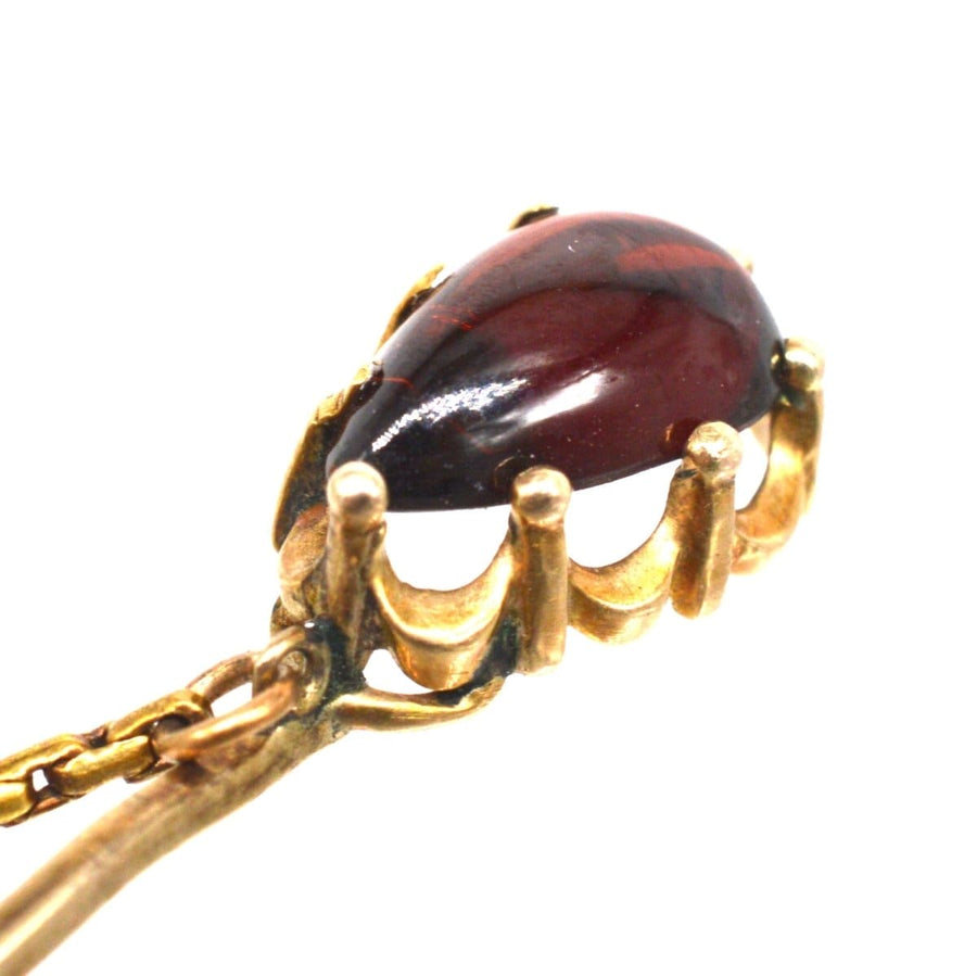Viktorianische Krawattennadel aus 9-karätigem Gold mit birnenförmigem Granat, Sicherheitsnadel mit Perle und Schlangenkette.