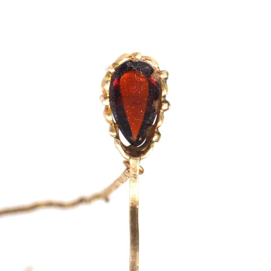 Viktorianische Krawattennadel aus 9 Karat Gold mit einem birnenförmigen Granat und einer Sicherheitsnadel mit Perlen.