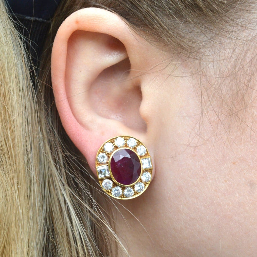 Vintage 18ct Gold Rubin und weißer Saphir Cluster Clip auf Ohrringe präsentiert auf Ohr.