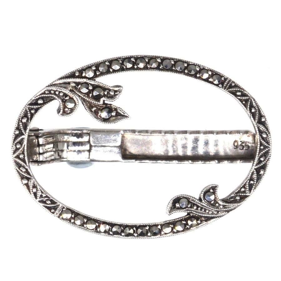 Ovale Markasit-Brosche aus Neusilber der 1930er Jahre mit Blattmotiven, ideal für Krawatten, Revers oder Hüte.