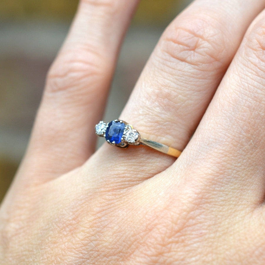 1940er Jahre 18ct Gold und Platin drei Stein Saphir und Diamant-Ring mit Asscher geschnitten Saphir.