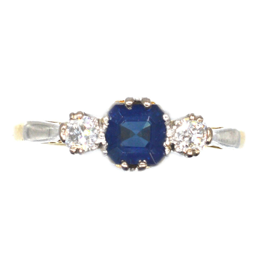 1940er Jahre 18ct Gold und Platin Asscher geschnitten Saphir und Diamant drei Stein Ring.