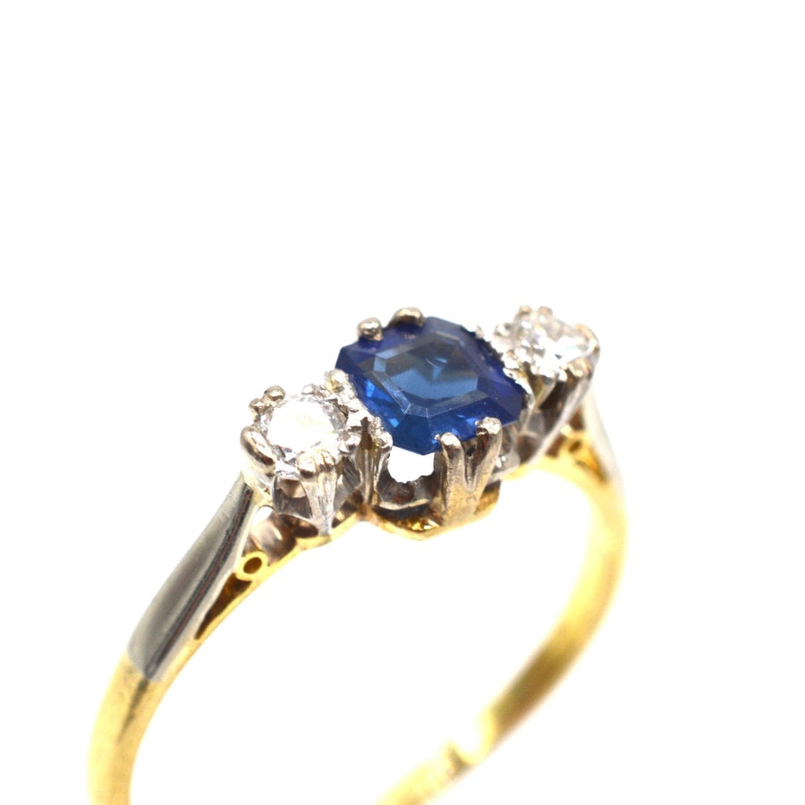 Dreisteinring aus 18 Karat Gold und Platin aus den 1940er Jahren mit Saphiren im Asscher-Schliff und Diamanten.