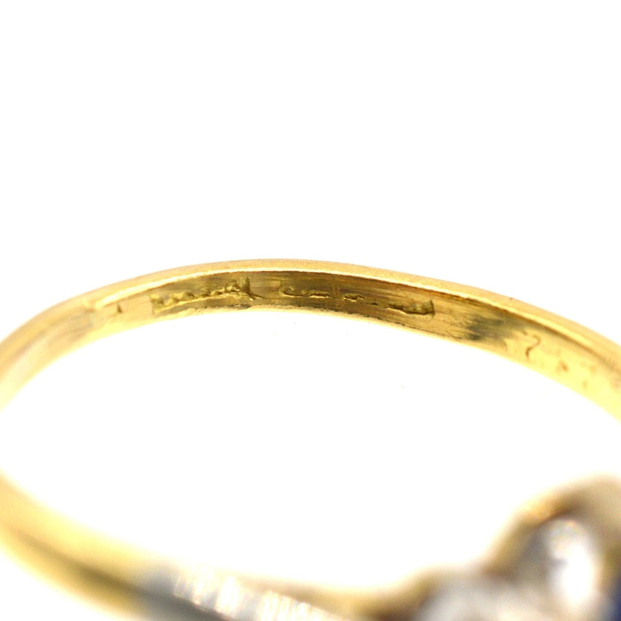Nahaufnahme des Gold- und Platinrings aus den 1940er Jahren, der die Punzierungen und die komplizierten Details auf dem Ring zeigt.