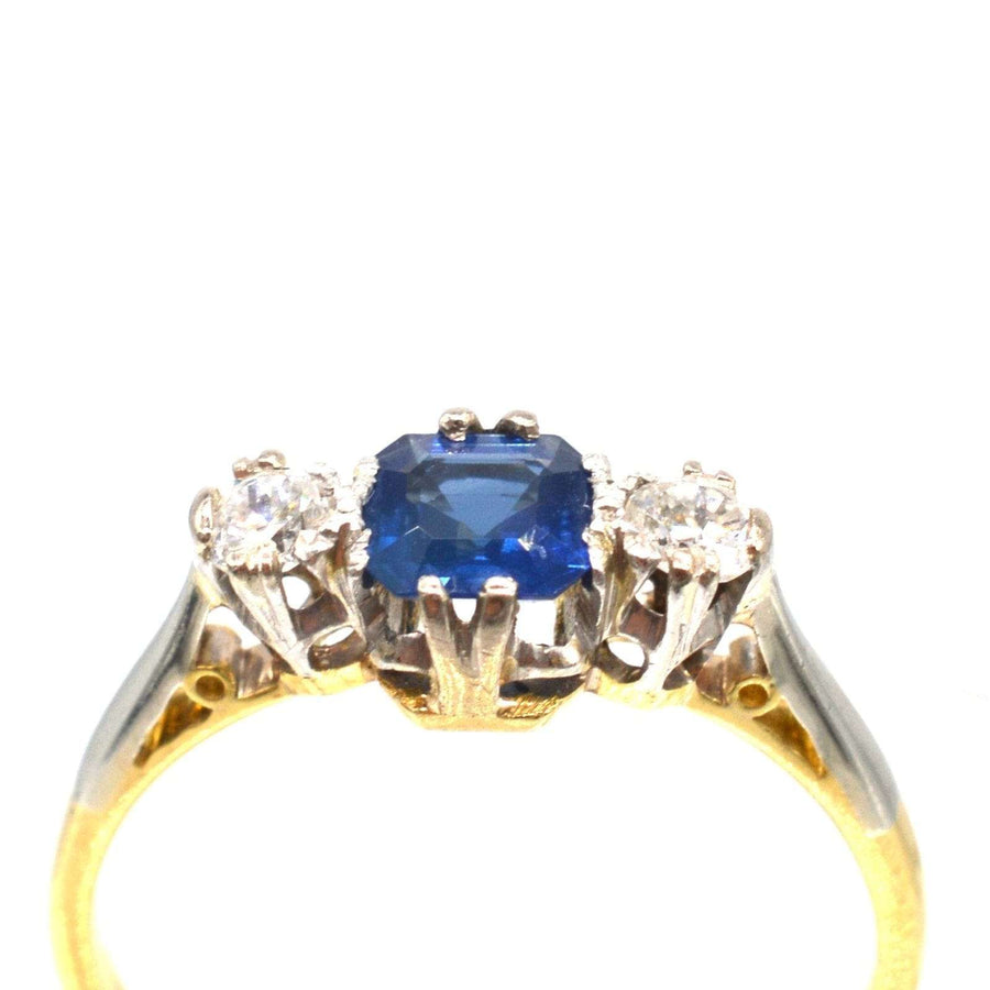 Dreisteinring aus 18 Karat Gold und Platin aus den 1940er Jahren mit einem Saphir und einem Diamanten im Asscher-Schliff.