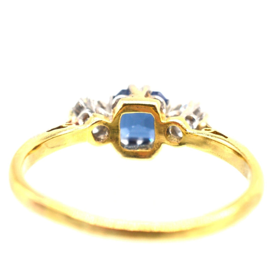 1940er Jahre 18ct Gold und Platin Asscher geschnitten Saphir und Diamant drei Stein-Ring, elegante Vintage-Schmuck.