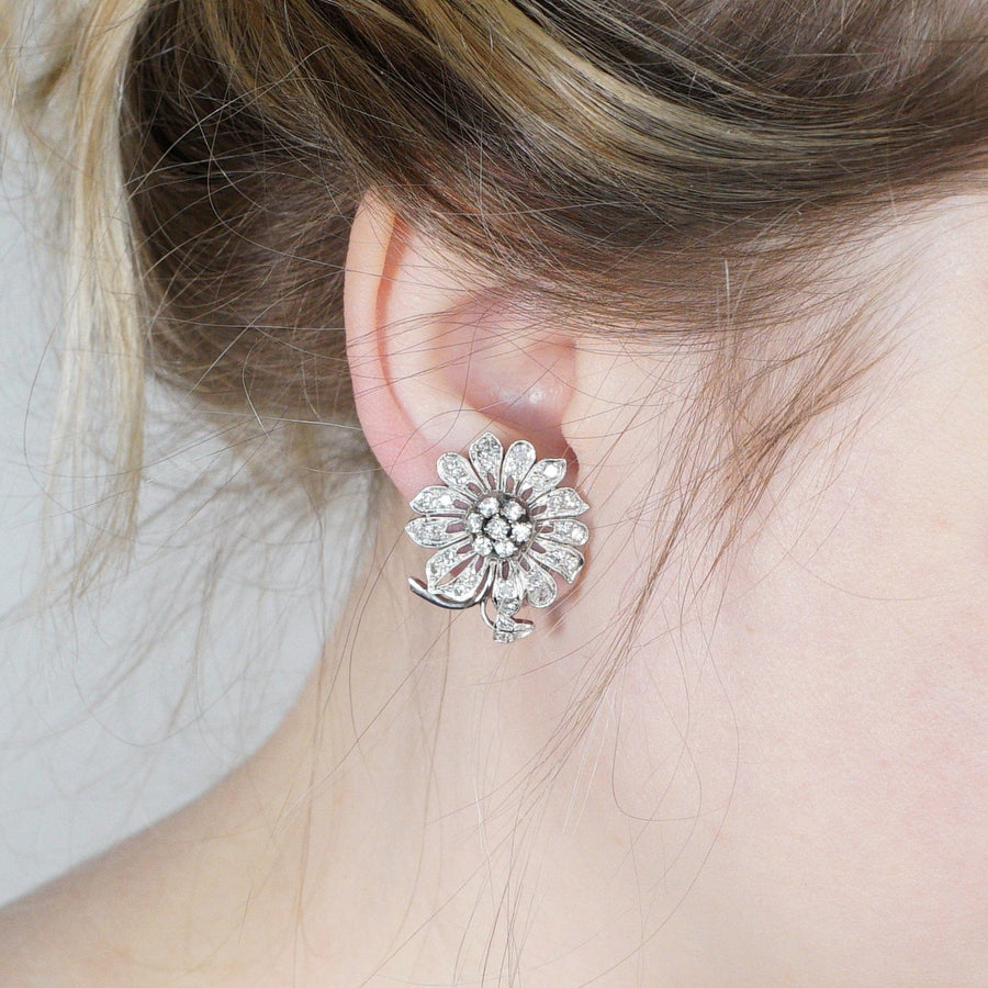 1940er Jahre 18ct Weißgold Diamant Blume Cluster Ohrringe getragen, präsentiert dramatischen Vintage-Design mit funkelnden Diamanten.