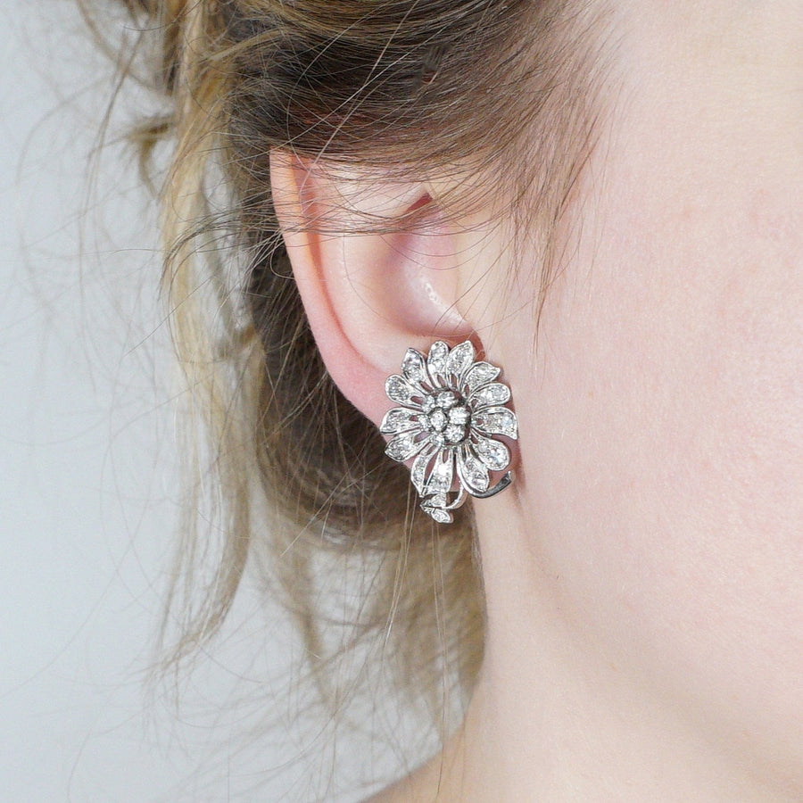 1940er Jahre 18ct Weißgold Diamant Blume Cluster Ohrringe mit komplizierten Diamant-Blütenblätter und zentrale Cluster.
