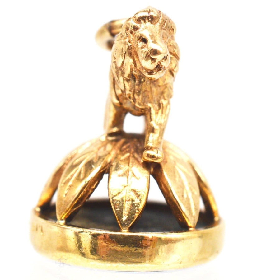 Anhänger aus 9 Karat Gold mit einem Löwen auf einem Kranz und einem Blutsteinsiegel, hergestellt 1942.