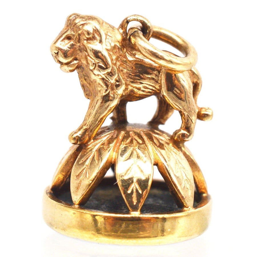 Anhänger aus 9 Karat Gold der 1940er Jahre mit einem Löwen auf einem Kranz und einem Blutsteinsiegel, vollständig gestempelt.